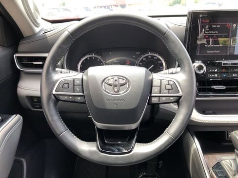 Used 2022 Toyota Highlander Platinum AWD/4WD image 19