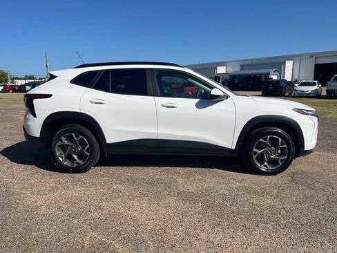 Used 2025 Chevrolet Trax LT FWD image 9