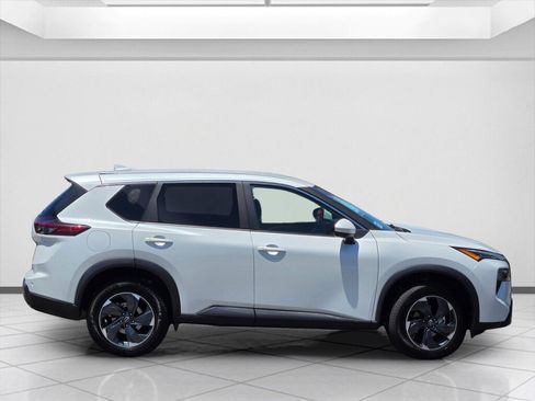 Used 2025 Nissan Rogue SV AWD/4WD image 4