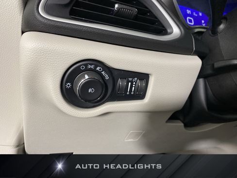 Used 2024 Chrysler Pacifica Touring-L image 24