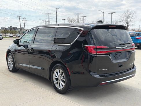 Used 2026 Chrysler Pacifica Limited image 6