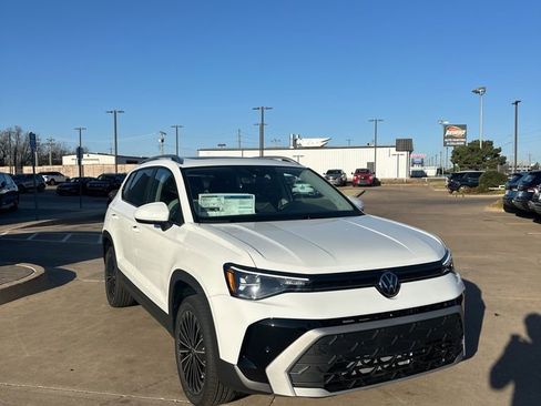 New 2026 Volkswagen Taos SE FWD image 3