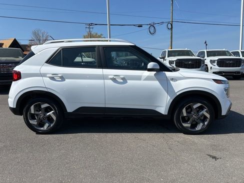 Used 2025 Hyundai Venue SEL FWD image 6
