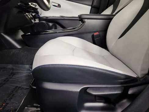 Used 2016 Toyota Prius Three Touring w/ Preferred Accessory Package FWD image 14