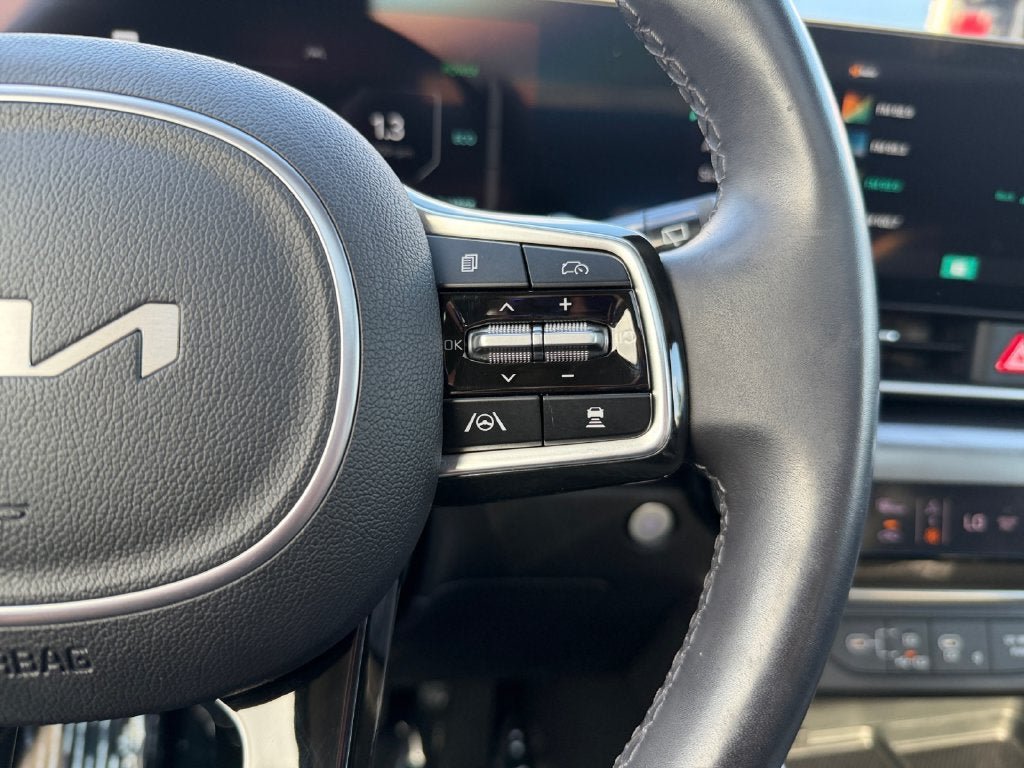 Used 2025 Kia Carnival SX w/ SX Dark Edition Package FWD image 17