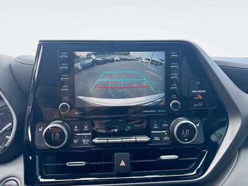 Used 2020 Toyota Highlander XLE FWD image 21