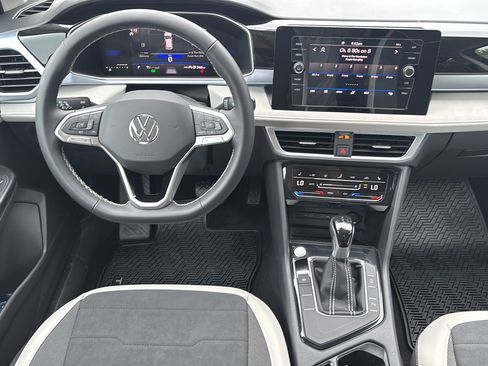 New 2026 Volkswagen Taos SE FWD image 19