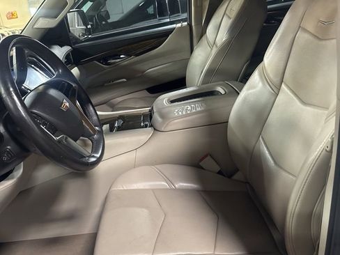 Used 2018 Cadillac Escalade Luxury image 7