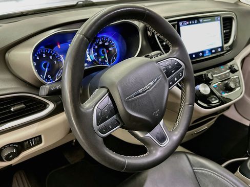 Used 2024 Chrysler Pacifica Touring-L FWD image 18