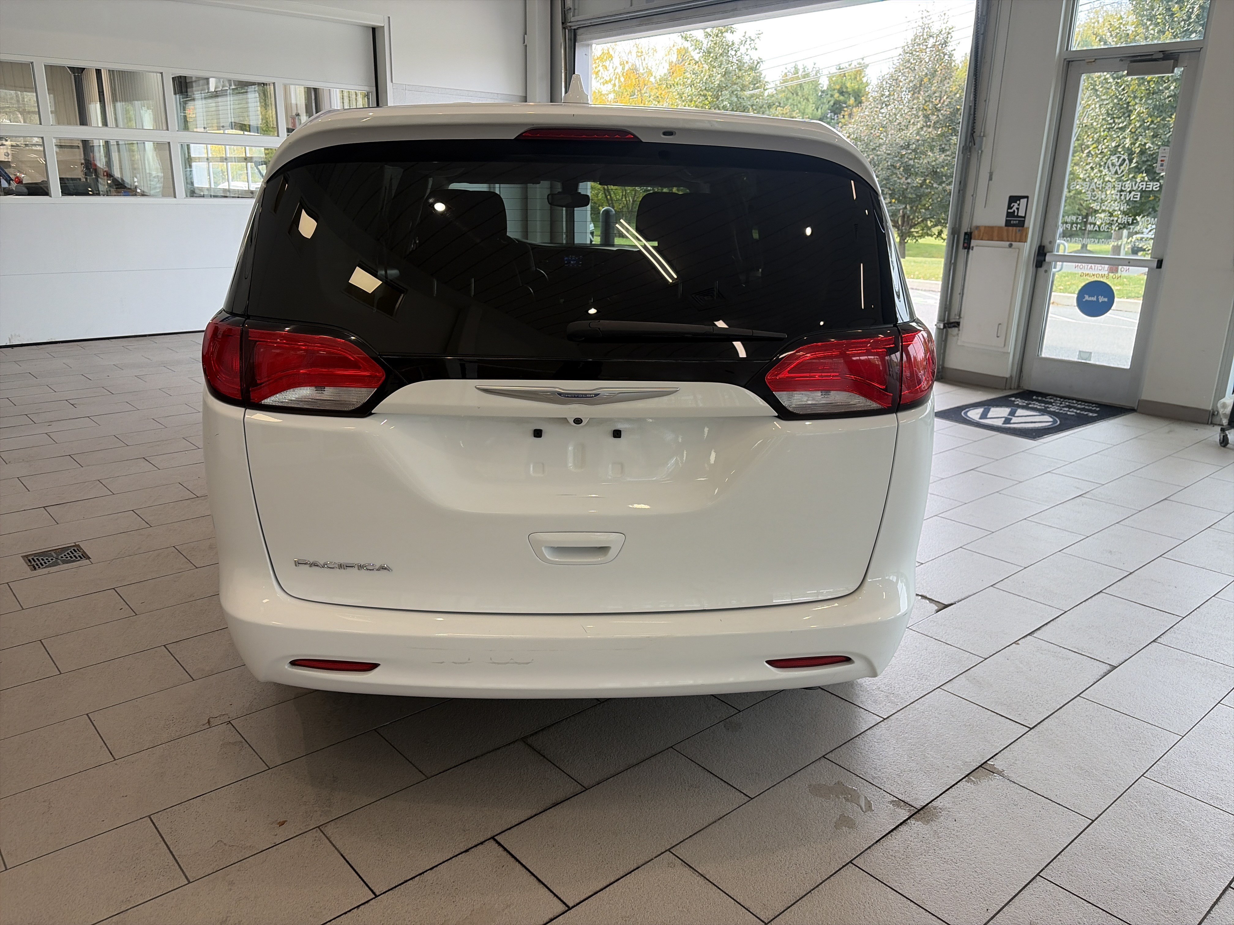 Used 2017 Chrysler Pacifica LX FWD image 5