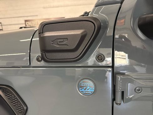 Used 2024 Jeep Wrangler Unlimited AWD/4WD image 96