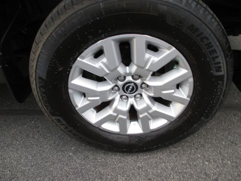 Used 2022 Nissan Frontier SV w/ Technology Package image 9