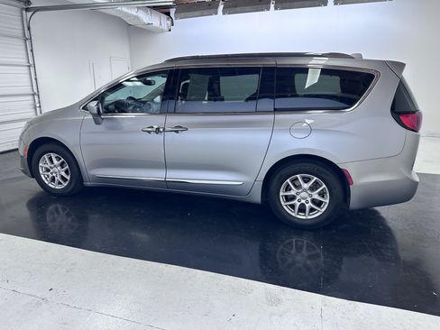 Used 2020 Chrysler Pacifica Touring-L FWD image 11