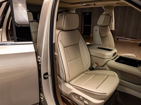 Used 2022 GMC Yukon Denali w/ Denali Premium Package AWD/4WD image 28