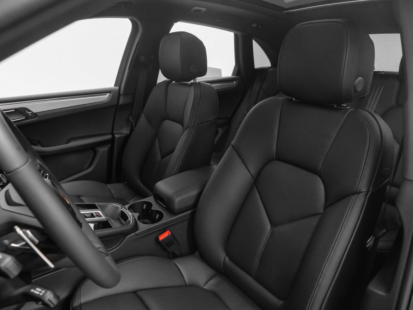 Certified 2025 Porsche Macan AWD/4WD image 39