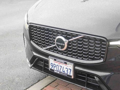 Used 2025 Volvo XC60 B5 Plus image 12