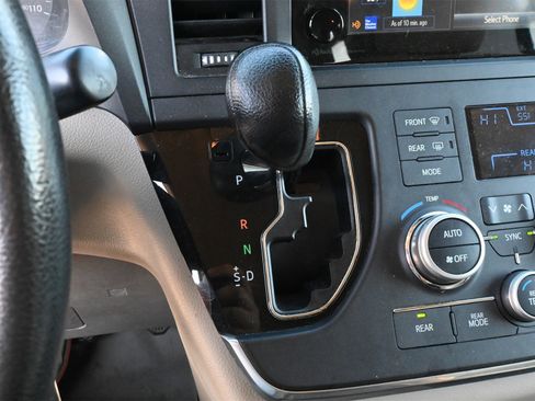 Used 2015 Toyota Sienna LE image 14