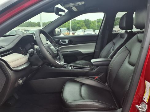 Used 2025 Jeep Compass Limited AWD/4WD image 18