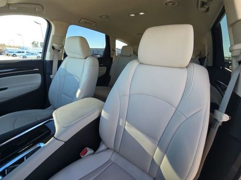 Used 2023 Buick Enclave Essence image 23