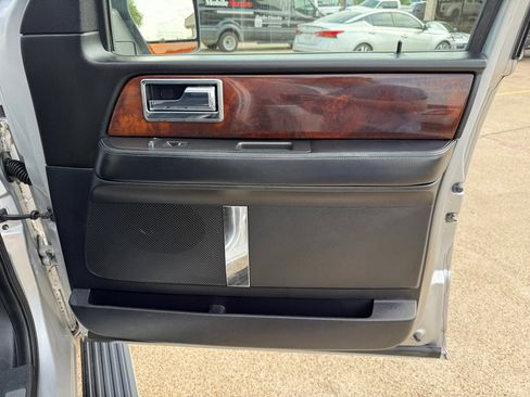 Used 2015 Lincoln Navigator 2WD image 28