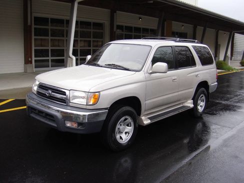 Used 2000 Toyota 4Runner SR5 image 2