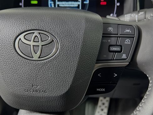 Used 2025 Toyota Camry SE FWD image 20