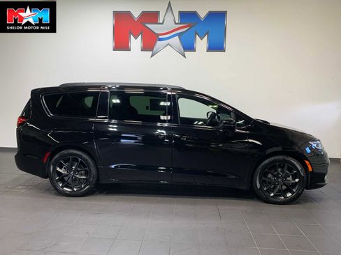 New 2026 Chrysler Pacifica Limited image 1