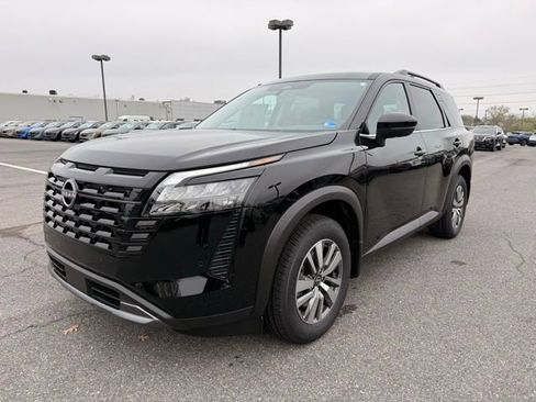 New 2026 Nissan Pathfinder SL image 2