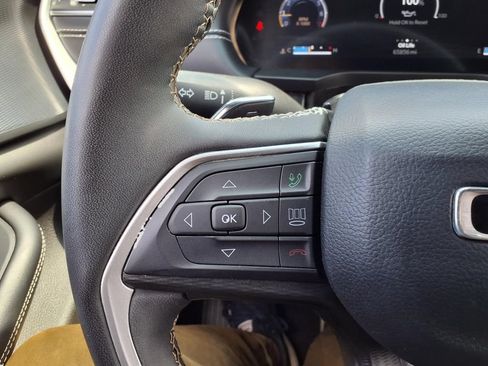 Used 2023 Jeep Grand Cherokee Altitude AWD/4WD image 17