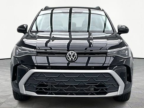 Used 2025 Volkswagen Taos SE image 3