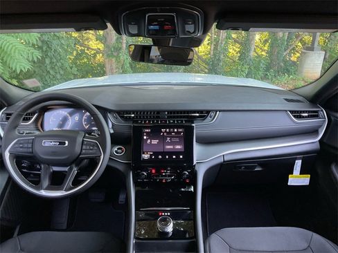 New 2025 Jeep Grand Cherokee L Laredo w/ Luxury Tech Group I image 18