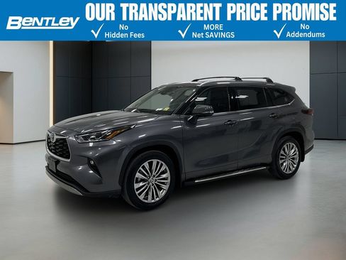 Used 2024 Toyota Highlander Platinum FWD image 1