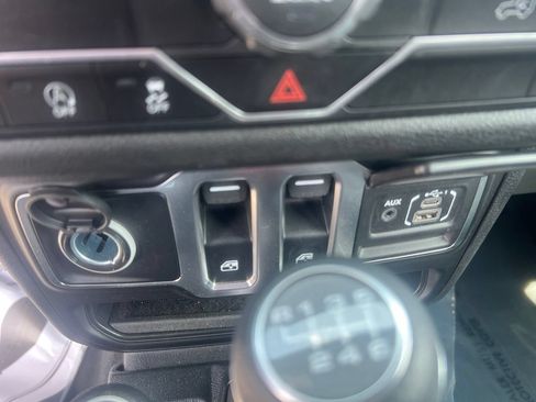 Used 2025 Jeep Wrangler Sport AWD/4WD image 21