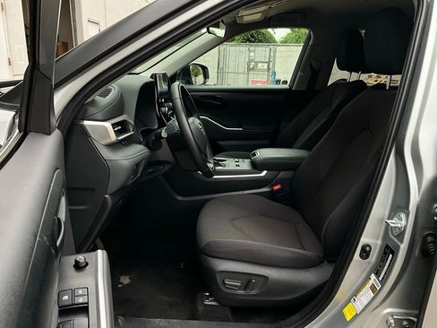 Used 2025 Toyota Highlander LE image 10