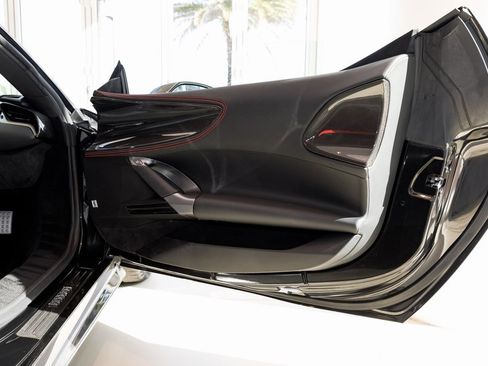 Used 2022 Ferrari SF90 Spider image 40