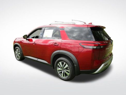 Used 2024 Nissan Pathfinder SL image 3