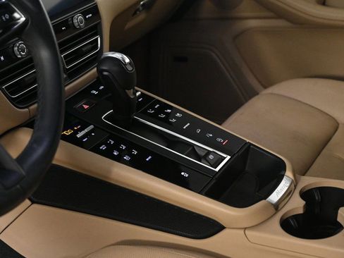 Certified 2024 Porsche Macan image 22