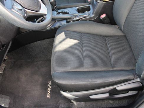 Used 2017 Toyota RAV4 LE image 18