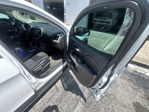 Used 2018 Jeep Cherokee Trailhawk w/ Comfort/Convenience Group AWD/4WD image 32