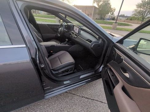 Certified 2025 Lexus ES 300h Ultra Luxury w/ Accessory Package (Z1) image 3