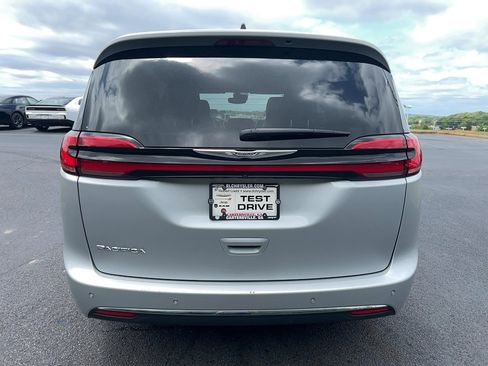Used 2024 Chrysler Pacifica Touring-L FWD image 6