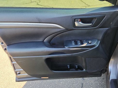 Used 2019 Toyota Highlander SE image 12