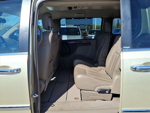 Used 2011 Chrysler Town & Country Limited image 10