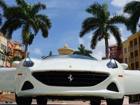 Used 2017 Ferrari California T RWD image 32
