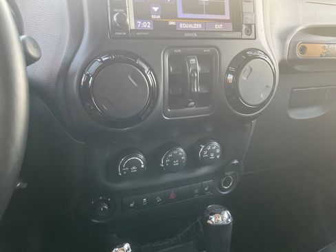 Used 2014 Jeep Wrangler Unlimited Sahara image 20