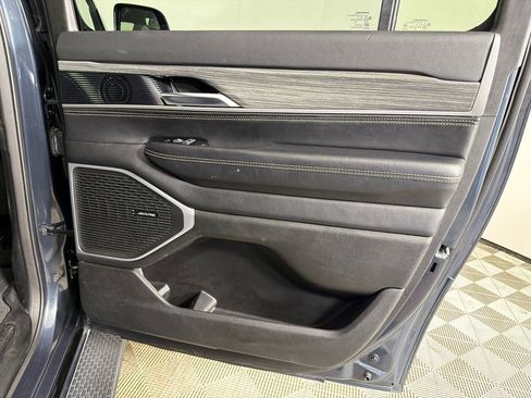 Used 2024 Jeep Wagoneer L Series II w/ Flexible Seating Group AWD/4WD image 17