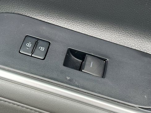 Used 2023 Toyota Highlander XLE AWD/4WD image 22