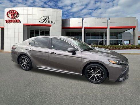 Used 2022 Toyota Camry SE image 1