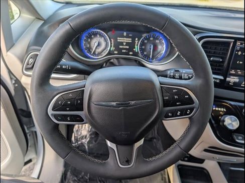 Used 2024 Chrysler Pacifica Touring-L image 8