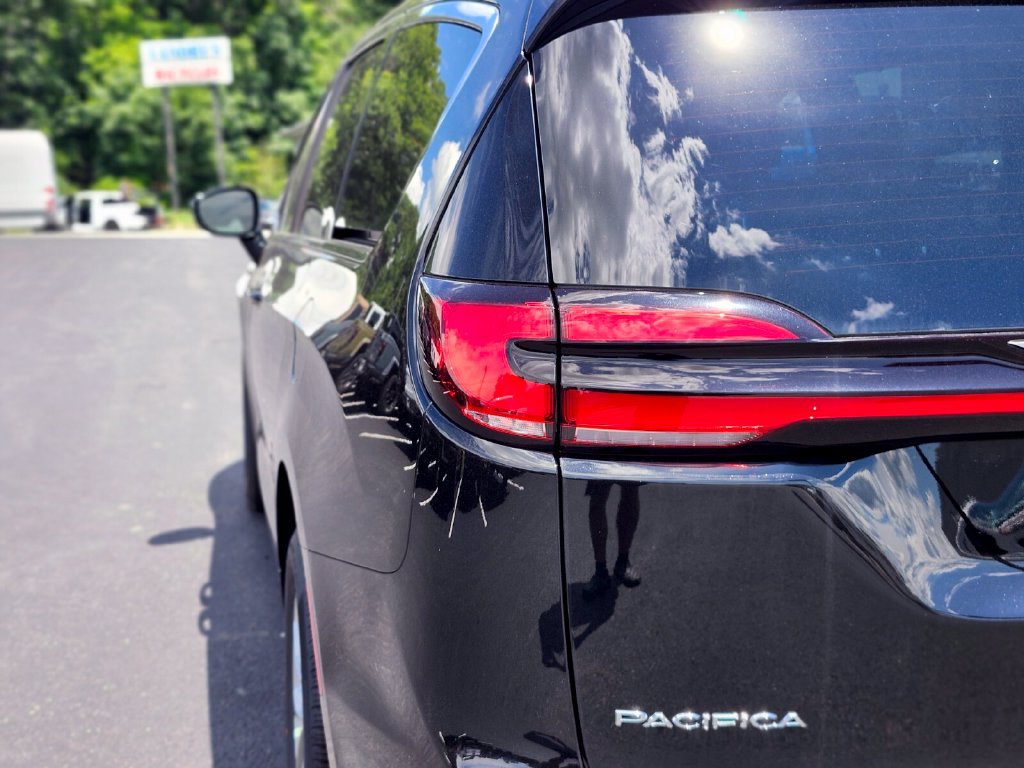 New 2027 Chrysler Pacifica Select AWD/4WD image 9